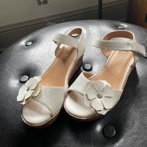 White Nine West sandals size 3 1/5, barely used!